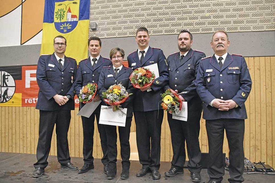 Die Beförderten Jan Feddern (Ratekau), Sabine Maaß (Warnsdorf-Häven), Marc Papendorf (Ratekau) und Henning Gribkowski (Sereetz) mit Gemeindewehrführer Dennis Puls und Andreas Riemke vom Kreisfeuerwehrverband.