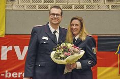Gemeindewehrführer Dennis Puls bedankt sich bei Sandra Helbich für die zehnjährige Tätigkeit als Brandschutzerzieherin in der Gemeinde Ratekau.