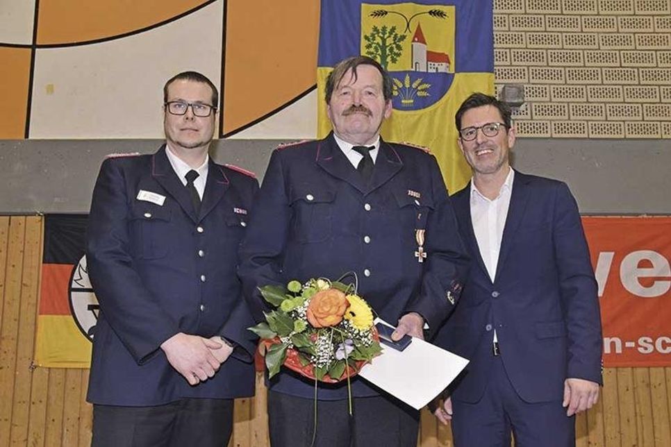 Gemeindewehrführer Dennis Puls (links) und Bürgermeister Thomas Keller ehrten Löschmeister Klaus-Dieter Wenske für 50 Jahre Dienst und verliehen ihm dafür das Brandschutzehrenzeichen in Gold.