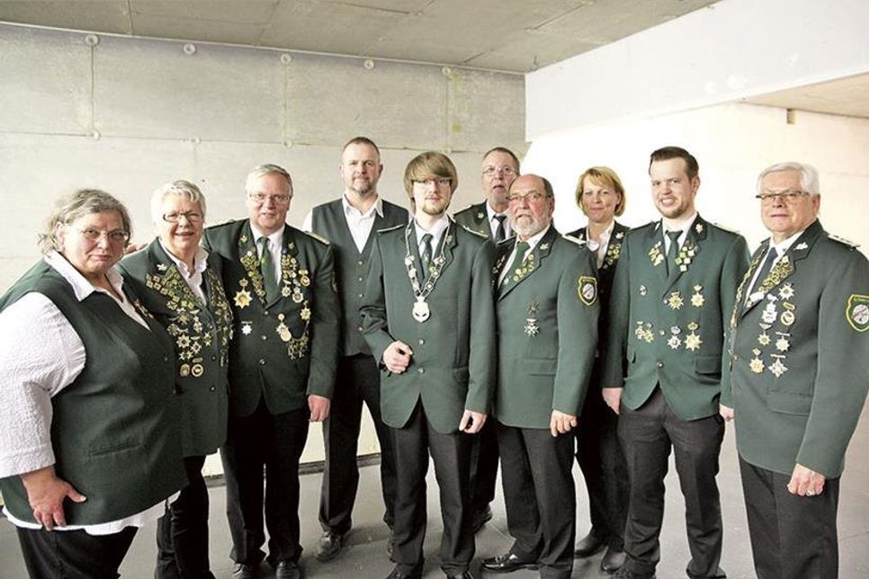 Gruppenfoto mit den alten und neuen Vorständen: Ute Barths (v.l.), Heike Hauptvogel, Andreas Gerds, 1. Vors. Kai Lociks, 2. Vors. Leon-Maurice Laskowski, Wolfgang Teege, Heiner Seifert, Nicole Seifert, Jan Hendrik Butz und Johannes Hauptvogel. (Foto: privat/hfr)