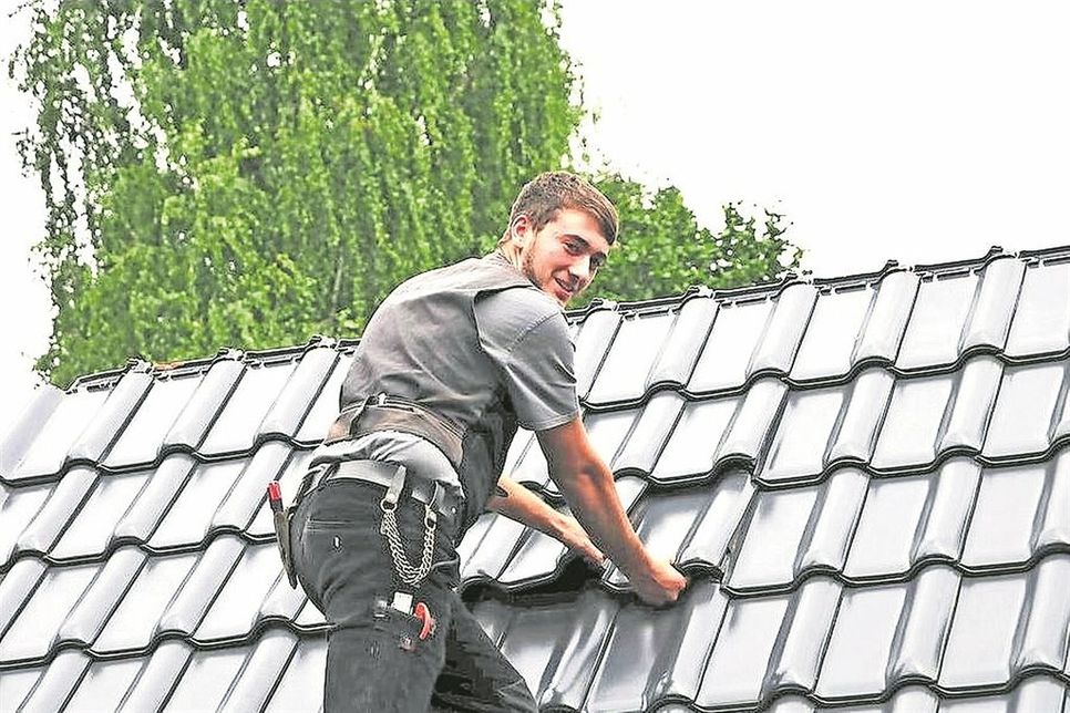 Aufstiegschancen inklusive: Der Beruf des Dachdeckers ist vielfältig und an die Ausbildung schließen sich sehr gute Berufsperspektiven an. Foto: djd/dachdeckerdeinberuf.de/ZVDH.