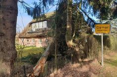 Ein circa 20 Meter langer Baum war auf ein reetgedecktes Haus gestürzt.