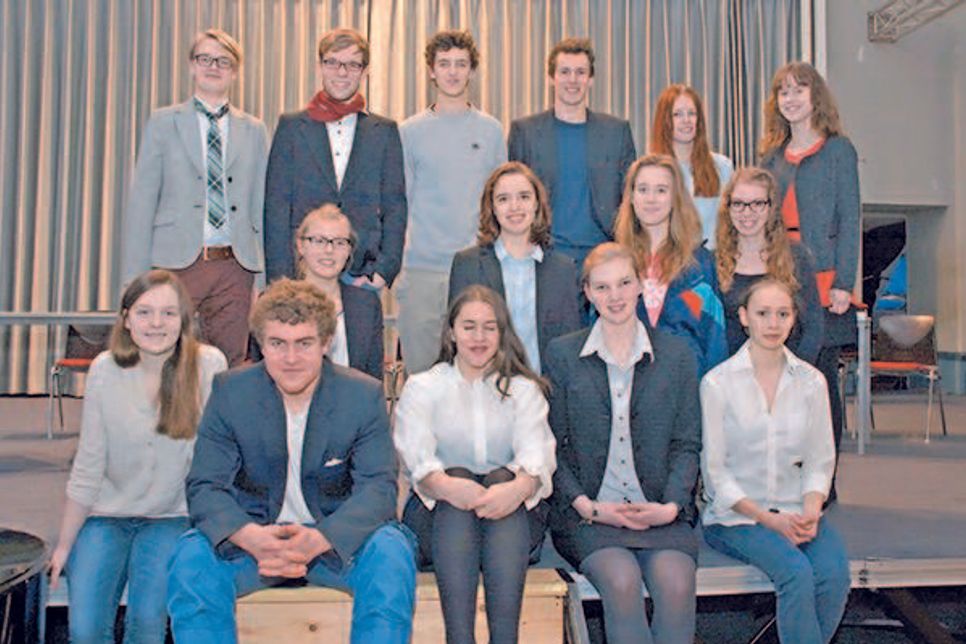 Aufgeführt wird das Stück von dem Abschlussjahrgang der Eutiner Voß-Schule – nur die beiden Souffleusen (rechts hinten) besuchen die Mittelstufe.