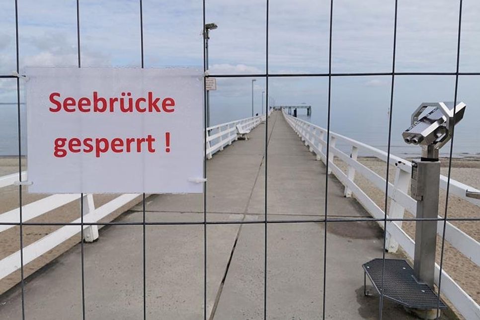 Ein Bauzaun mit einem angebrachten Hinweisschild "Seebrücke gesperrt" versperrt den Zugang auf die Maritim-Seebrücke in Timmendorfer Strand. (Foto: René Kleinschmidt)