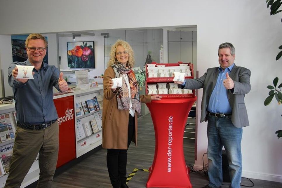 Die Geschäftsführerin der Firma Möller Reisen, Heike Körkemeyer, überraschte den reporter mit kleinen Osterpräsenten. reporter-Geschäftsführer Sven Muchow (lks.) und Mitarbeiter Christian Oesler freuten sich.
