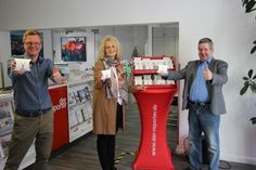 Die Geschäftsführerin der Firma Möller Reisen, Heike Körkemeyer, überraschte den reporter mit kleinen Osterpräsenten. reporter-Geschäftsführer Sven Muchow (lks.) und Mitarbeiter Christian Oesler freuten sich.