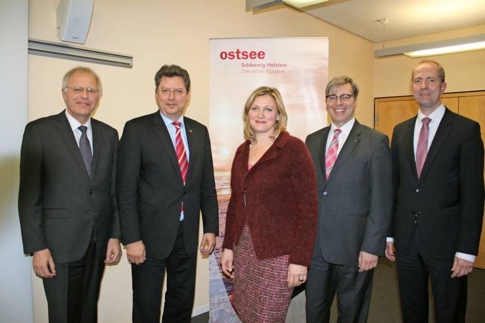 Landrat Reinhard Sager, Verkehrsminister Reinhard Meyer, Katja Lauritzen vom Ostsee-Holstein-Tourismus sowie Dr. Can Özren und Nils Thoralf Jarck von der IHK zu Lübeck (v. lks.).