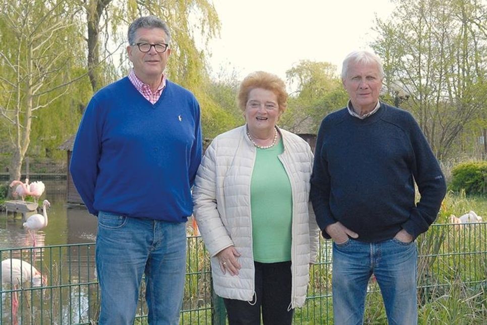 Massimo Meneghini und Klaus Langfeldt vom Vogelpark Niendorf nehmen Gisela Steinhardt, Vorsitzende des Fördervereins, in ihre Mitte.