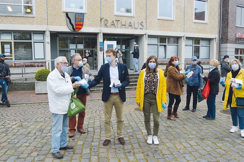 Ein kleines „Gastgeschenk“ in Form einer Schutzmaske gab es vom Verteiler-Team für den Seniorenbeiratsvorsitzenden aus der Nachbargemeinde Stockelsdorf, Siegfried Müller (l.).
