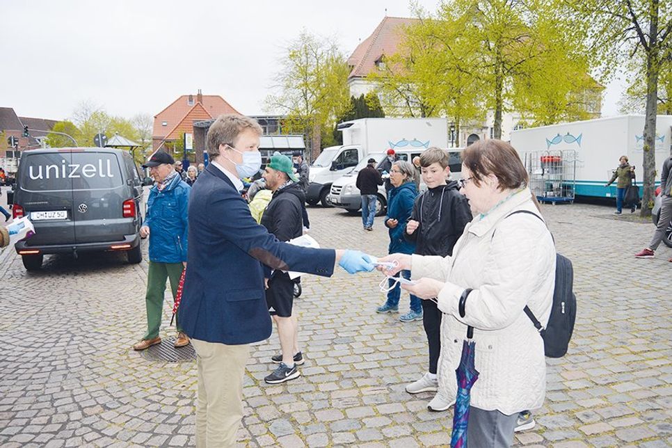 Bad Schwartaus Bürgermeister Dr. Uwe Brinkmann verteilte persönlich  die Masken an die Marktbesucher.
