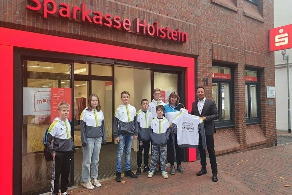 Sie sind unter den Gewinnern aus der Region Neustadt bei der Trikotaktion der Sparkasse Holstein: Der Tischtennis-Nachwuchs vom ESV Neustadt freut sich über seine neue Sportbekleidung.