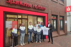 Sie sind unter den Gewinnern aus der Region Neustadt bei der Trikotaktion der Sparkasse Holstein: Der Tischtennis-Nachwuchs vom ESV Neustadt freut sich über seine neue Sportbekleidung.