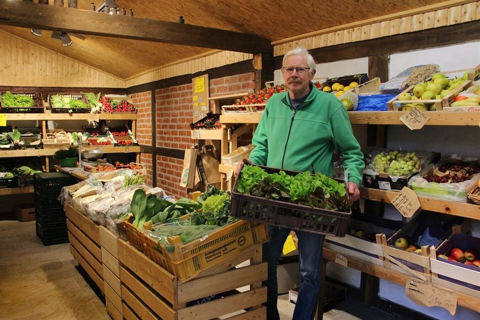 Die Salatsaison ist eröffnet. Hans-Hermann Schütt bietet das täglich knackfrische Gemüse im Hofladen und auf Wochenmärkten an.