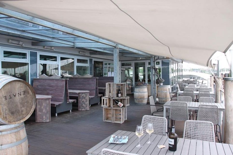 Neue Tische, Stühle, Sitzgruppen und Sonnensegel sorgen für das maritime Wohlbefinden auf der generalüberholten Terrasse des Pier 19 in der ancora Marina.