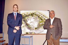 Fabian Weist (li.), Geschäftsführer der Wohnungsbaugesellschaft, und Architekt Rolf Kuhfeldt präsentierten die Pläne und Skizzen für das Bauprojekt „Zuhause in Ostholstein“ auf dem ehemaligen Sportplatzgelände. (Foto: René Kleinschmidt)