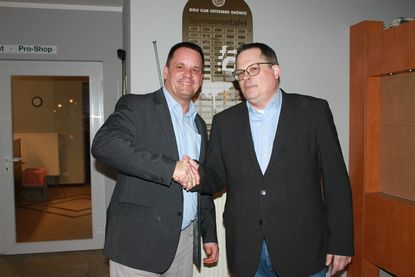 Zu den ersten Gratulanten gehörte Bürgermeister Mark Burmeister (lks.).