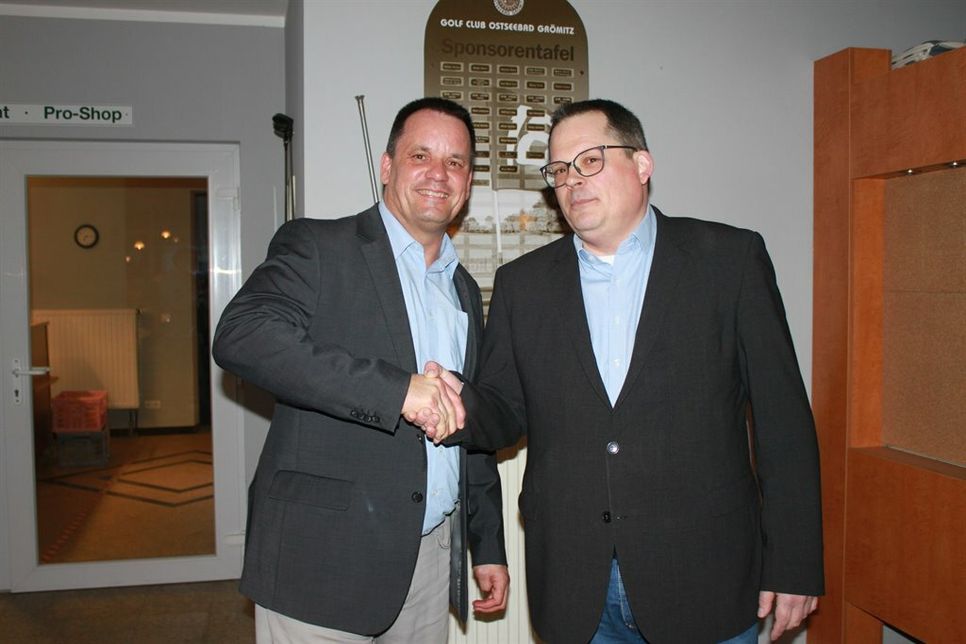 Zu den ersten Gratulanten gehörte Bürgermeister Mark Burmeister (lks.).