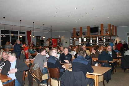 Viele Bürgerinnen und Bürger verfolgten die Präsentation der Wahlergebnisse am Abend im Golfclub.
