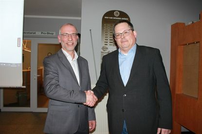 Deutlicher Wahlsieg mit 57,74 Prozent: Hendrik Wozniak gratulierte Sebastian Rieke (re.) zur gewonnen Bürgermeisterwahl.