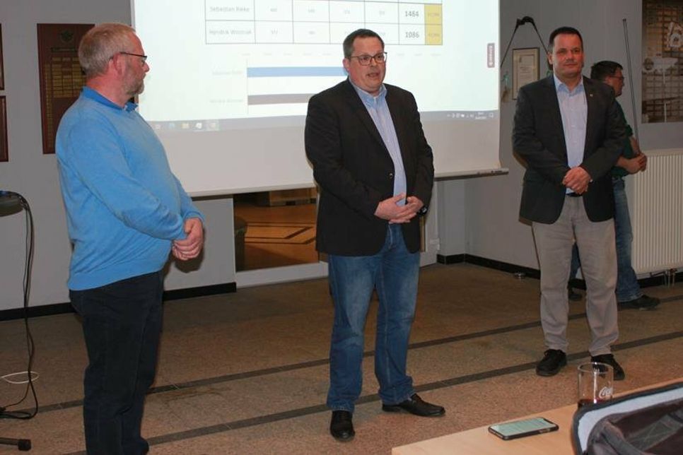 Bürgervorsteher Matthias Dammer, Sebastian Rieke und Bürgermeister Mark Burmeister (v. lks.) sprachen zu den Gästen im Golfclub.