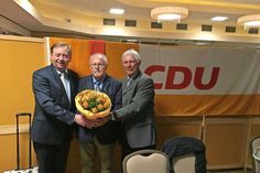 MdB Ingo Gädechens, Manfred Krell und 1. Vorsitzender Joachim Weber (v. lks.).