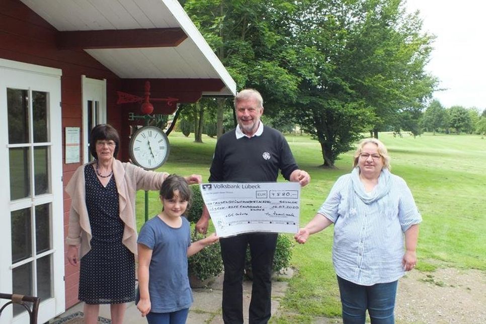 Scheckübergabe an den Verein Lübeck-Hilfe für krebskranke Kinder: Heidi Menorca, Lenja Witt, Thomas Stanisak und Susanne Thrun (v. lks).