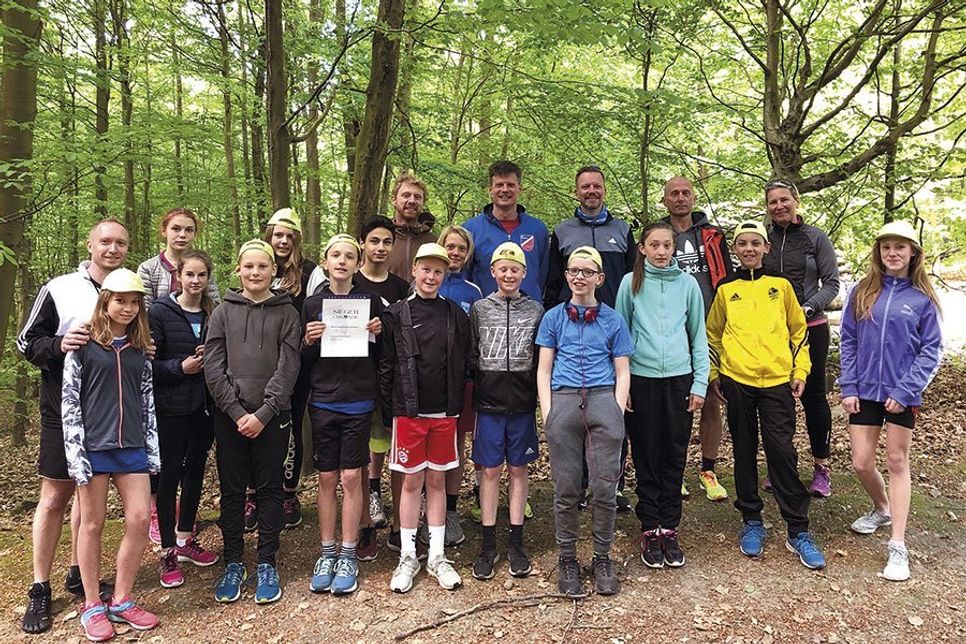 Große Freude  beim Laufteam der G-H-S Stockelsdorf nach der Siegerehrung in Malente: Die Helgoland-Qualifikation wurde wieder geschafft. (Foto: privat/hfr)