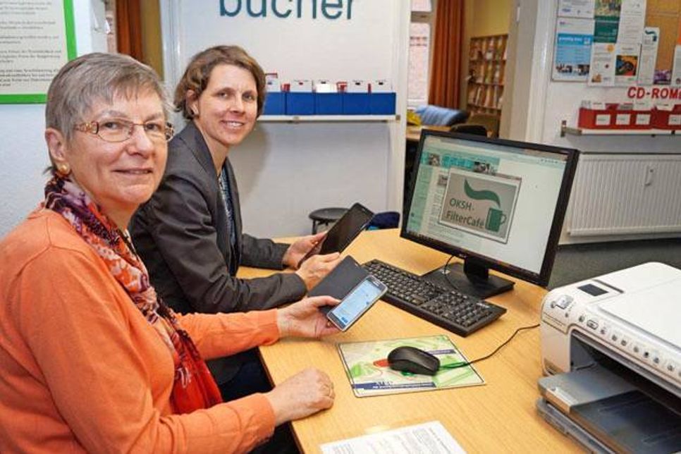 Kinderschutz im Internet, auf dem Smartphone oder Tablet ist nicht einfach. Karen Verweegen von der Stadtbücherei (li.) und die Kinder- und Jugendschutzbeauftrage des Kreises Sonja Sill laden dazu ein, am kommenden Samstag bei den Experten des Offenen Kanals kostenlos verschiedene Filter-Apps, gute Kinder-Apps und PC-Schutzsoftware zu testen.