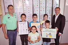 Schulleiter Hans-Georg Rath (l.) und Dr. Volker Bechtloff, Präsident des RC Lübecker Bucht/Timmendorfer Strand, mit den „DAZ“-Kinder Jonathan, Tamara, Saman, Mariam und Adam.