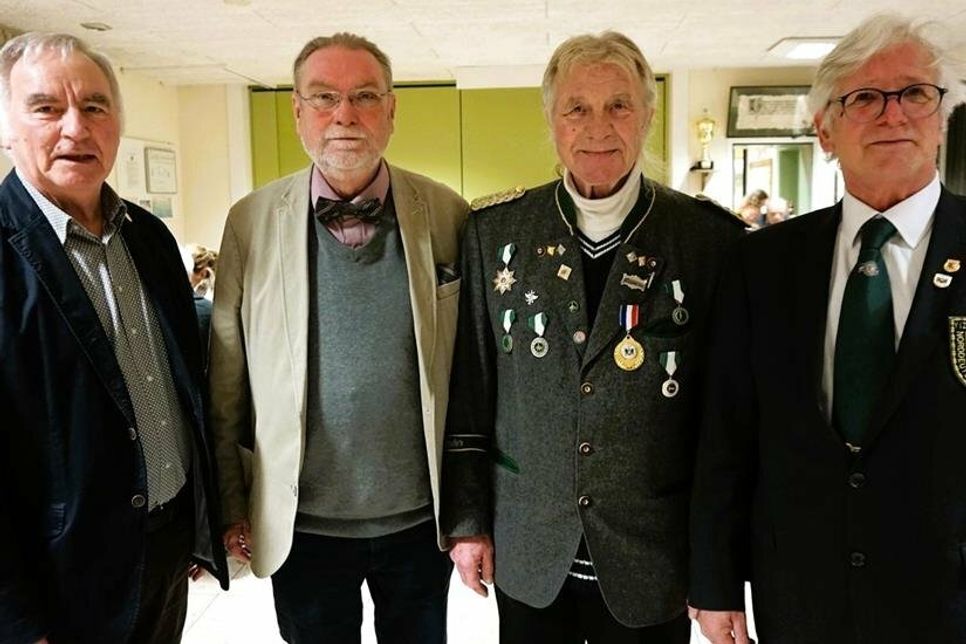 Vorsitzender Helmut Groß (2. v. re.) mit den Ehrengästen und Grußrednern NDSB-Vizepräsident Ekkehard Merbeth (re.), Jürgen Fischer vom Kreissportverband OH und Kreispräsident Harald Werner (v. lks.).