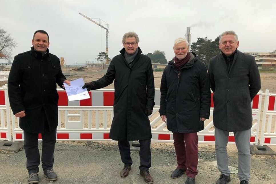 Bürgermeister Mark Burmeister mit Wirtschaftsminister Bernd Buchholz, Bürgervorsteher Heinz Bäker und TSG-Betriebsleiter Manfred Wohnrade (v. lks.).