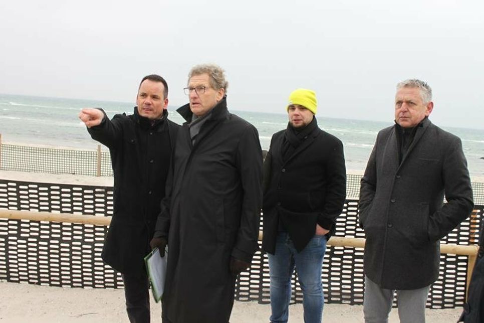 Der Minister im Gespräch mit dem Bürgermeister auf der Promenade.