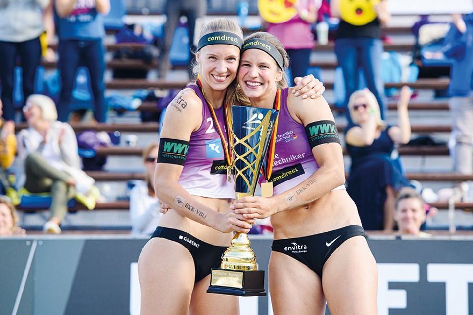Sandra Ittlinger (links) und Chantal Laboureur sind die Deutschen Meisterinnen 2020 im Beach-Volleyball.