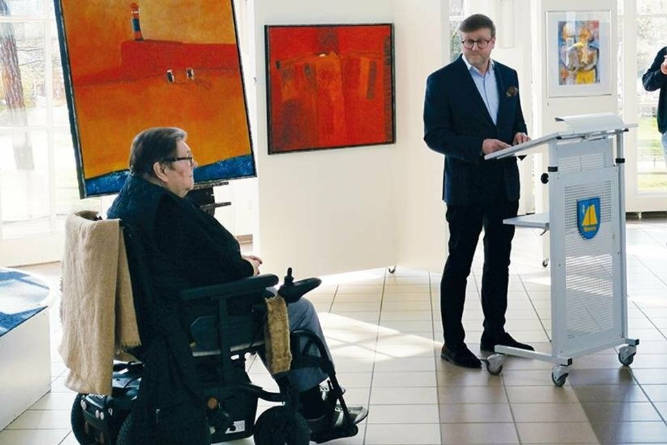 Bürgermeister Sven Partheil-Böhnke während seiner Rede, links Klaus Dörings Witwe, Heidi Döring.