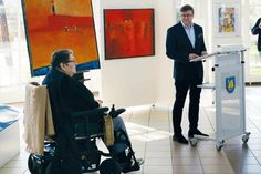 Bürgermeister Sven Partheil-Böhnke während seiner Rede, links Klaus Dörings Witwe, Heidi Döring.