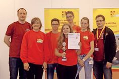 Die siegreiche Schüler-Mannschaft der ASJ Ostholstein mit Mirco Hallmann, Luka Ostermann, Joelina Tharmann, Joshua Coenen und Danielle Schneider (v.l.n.r.) mit Landesjugendleiter Florian Beyer (links) und Landesbildungsreferent Jens Vetter (rechts). Bild: ASB/M. Kordlewska