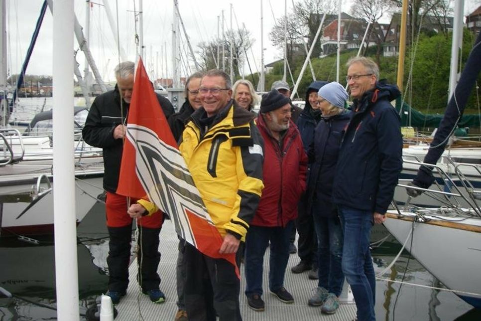 Der 1. Vorsitzende Wolfgang Behnk hisste den Vereinsstander am Flaggenmast auf dem Steg „G“ des Neustädter Stadthafens.