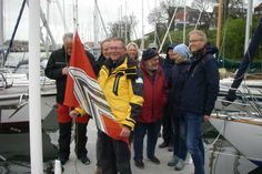 Der 1. Vorsitzende Wolfgang Behnk hisste den Vereinsstander am Flaggenmast auf dem Steg „G“ des Neustädter Stadthafens.