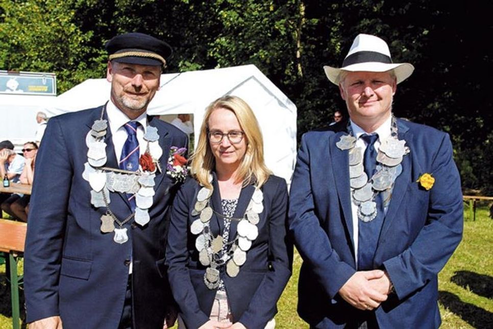 Die Vertreter der Heikendorfer Gilden: Bürgermeister Tade Peetz von der Altheikendorfer Gilde (r.), Königin Claudia Baden (Neuheikendorfer Gilde) und Königsschütze Claus Gotzian (Möltenorter Gilde)