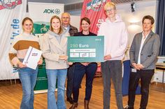 Aus Timmendorfer Strand freuten sich die Schüler der Gemeinschaftsschule Timmendorfer Strand über ihre Laufabzeichen und Preise (v.li.).: Anke Hofmann, Ilvy Köster, Hartmut Weber, Präsident des Schleswig-Holsteinischen Leichtathletik-Verbandes (SHLV), AOK-Landesdirektorin Iris Kröner, Jannis Haack und Stephanie Heß, Referentin für außerunterrichtlichen Schulsport im Bildungsministerium.