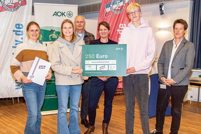 Aus Timmendorfer Strand freuten sich die Schüler der Gemeinschaftsschule Timmendorfer Strand über ihre Laufabzeichen und Preise (v.li.).: Anke Hofmann, Ilvy Köster, Hartmut Weber, Präsident des Schleswig-Holsteinischen Leichtathletik-Verbandes (SHLV), AOK-Landesdirektorin Iris Kröner, Jannis Haack und Stephanie Heß, Referentin für außerunterrichtlichen Schulsport im Bildungsministerium.
