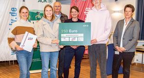 Aus Timmendorfer Strand freuten sich die Schüler der Gemeinschaftsschule Timmendorfer Strand über ihre Laufabzeichen und Preise (v.li.).: Anke Hofmann, Ilvy Köster, Hartmut Weber, Präsident des Schleswig-Holsteinischen Leichtathletik-Verbandes (SHLV), AOK-Landesdirektorin Iris Kröner, Jannis Haack und Stephanie Heß, Referentin für außerunterrichtlichen Schulsport im Bildungsministerium.