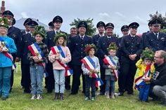 Die Majestäten vom Kinderfest: Mia Grobe, Oskar Stanikowski, Angelie Stanikowski, Ben Schwannecke, Jamina Langbehn, Hannes Hutzfeldt (v. lks.).