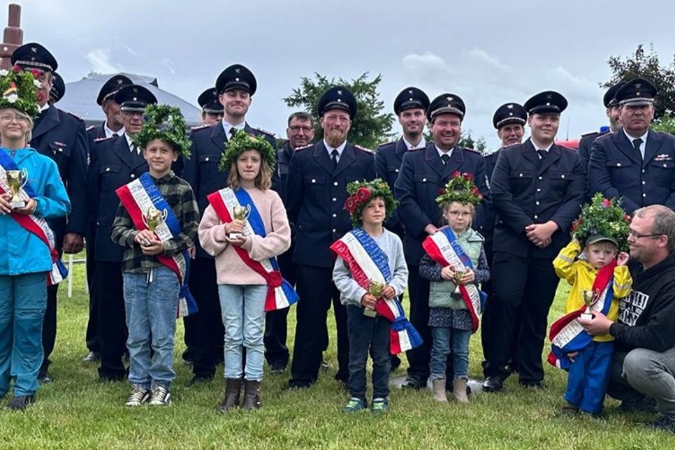 Die Majestäten vom Kinderfest: Mia Grobe, Oskar Stanikowski, Angelie Stanikowski, Ben Schwannecke, Jamina Langbehn, Hannes Hutzfeldt (v. lks.).