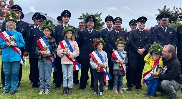 Die Majestäten vom Kinderfest: Mia Grobe, Oskar Stanikowski, Angelie Stanikowski, Ben Schwannecke, Jamina Langbehn, Hannes Hutzfeldt (v. lks.).