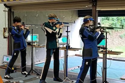 Lukas Bünning, Julius Schumacher und Laura Willmann beim KK-Stehendschießen.