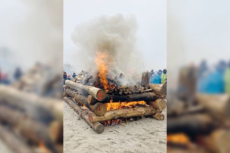 Beim traditionellen Osterfeuer in Niendorf/Ostsee werden seit vergangenem Jahr Pagodenfeuer entzündet.
