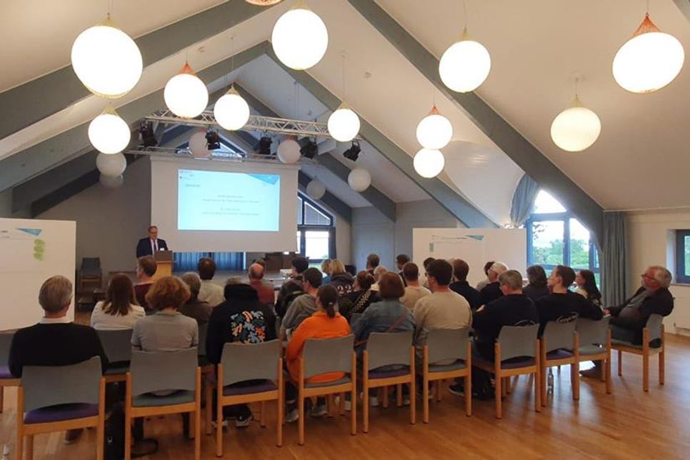 Bürgermeister Mirko Spieckermann begrüßte die Fachleute aus den Bereichen Jugend- und Seniorenarbeit, Sport, Pflege, Kirche, Kliniken und Politik sowie die Mitglieder der Stadtverwaltung und des Kreises Ostholstein zur Auftaktveranstaltung