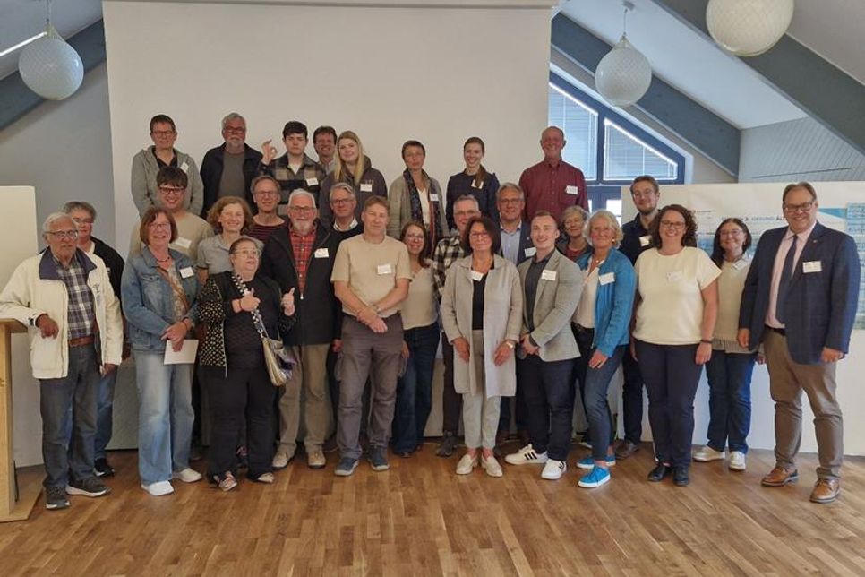 Die Teilnehmenden trafen sich zur Auftaktveranstaltung in der Touristinfo in Pelzerhaken. (Foto: Stadt Neustadt)