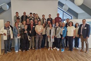 Die Teilnehmenden trafen sich zur Auftaktveranstaltung in der Touristinfo in Pelzerhaken. (Foto: Stadt Neustadt)